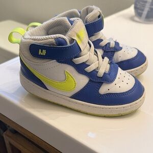 Nike Kids White and Blue Sneakers with Yellow Accents